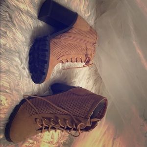 Brand new fashionable shoes. For sale